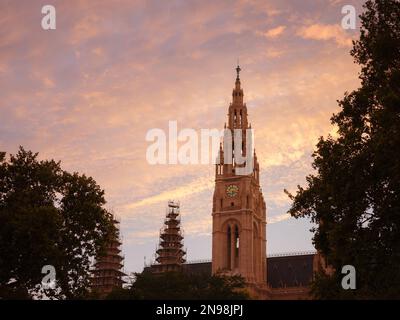 Eglise de promesse à Vienne sur le ciel du coucher du soleil. église, érigée en 1879 en gratitude pour le salut de l'empereur François-Joseph lors de la tentative d'assassinat. Voyage d'été à la capitale de l'Autriche Vienne. Banque D'Images