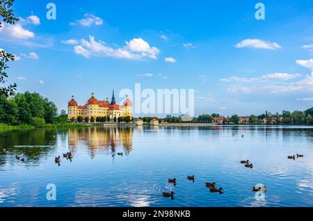 Le célèbre château de Moritzburg près de Dresde, lieu du film classique « trois noisettes pour Cendrillon », Moritzburg, Saxe, Allemagne. Banque D'Images