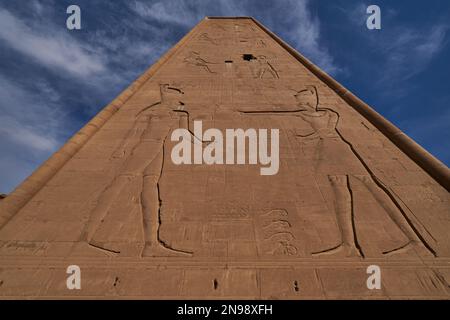 Edfu Temple, Edfu, Égypte premier pylône à l'entrée principale image rapprochée à la lumière du jour Banque D'Images