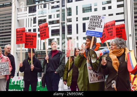 Londres, Royaume-Uni. 11th février 2023. Des manifestants se sont rassemblés devant le ministère de la mise à niveau, du logement et des collectivités pour exiger un gel des loyers et des frais de service, et la fin des expulsions. Banque D'Images