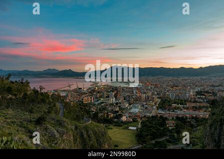 Vue panoramique depuis le mont Pellegrino sur la ville de Palerme au crépuscule, Sicile Banque D'Images