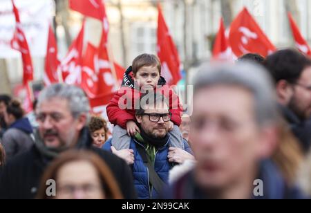 Paris, France. 11th févr. 2023. Les manifestants défilent lors d'une manifestation contre la réforme des retraites proposée par le gouvernement à Paris, en France, le 11 février 2023. Le ministère français de l'intérieur a déclaré samedi qu'environ 963 000 personnes dans tout le pays ont protesté contre la réforme des retraites proposée, contre 757 000 enregistrée le 7 février. Credit: Gao Jing/Xinhua/Alamy Live News Banque D'Images