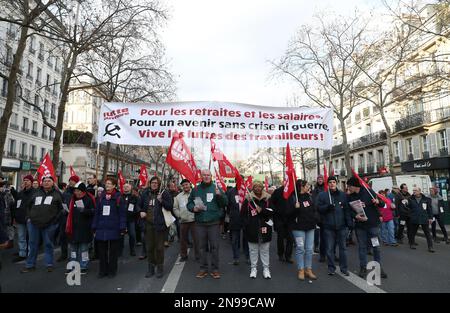 Paris, France. 11th févr. 2023. Les manifestants défilent lors d'une manifestation contre la réforme des retraites proposée par le gouvernement à Paris, en France, le 11 février 2023. Le ministère français de l'intérieur a déclaré samedi qu'environ 963 000 personnes dans tout le pays ont protesté contre la réforme des retraites proposée, contre 757 000 enregistrée le 7 février. Credit: Gao Jing/Xinhua/Alamy Live News Banque D'Images