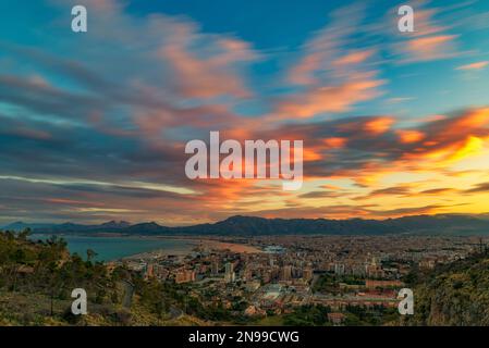 Vue panoramique depuis le mont Pellegrino sur la ville de Palerme au crépuscule, Sicile Banque D'Images