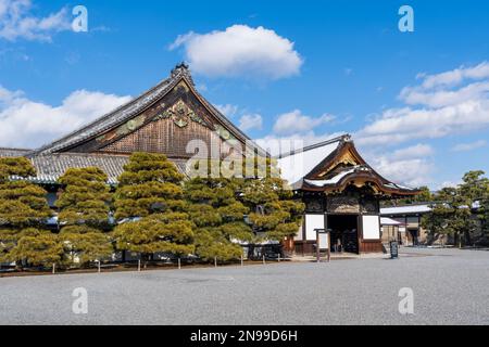 Kyoto, Japon - 24 janvier 2023 : Château de Nijo Palais de Ninomaru avec neige sur le toit en hiver. Banque D'Images