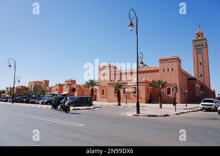 Construction d'une mosquée et d'un minaret dans la ville africaine de Zagora dans la région de Draa Tafilalet au Maroc, ciel bleu clair en 2023 chaude et ensoleillée jour d'hiver le janvier. Banque D'Images