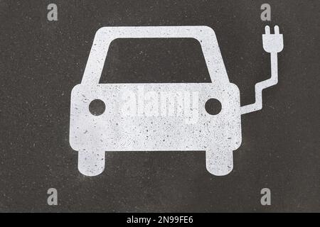 pictogramme de station de charge de voiture électrique peint sur l'asphalte - concept e-mobility Banque D'Images