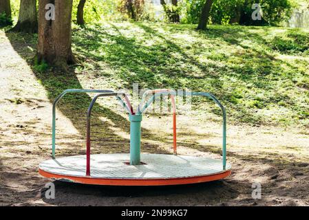 rond-point rouge et couleur menthe, tour de joie contre les arbres et les plantes Banque D'Images