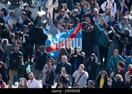 Vatican, Vatican. 12th févr. 2023. Italie, Rome, Vatican, 2023/2/12. Le pape François délivre sa bénédiction alors qu'il récite la prière de l'Angelus midi depuis la fenêtre de son studio surplombant la place Saint-Pierre, au Vatican. Photographie par les médias du Vatican/presse catholique photo. LIMITÉ À L'USAGE ÉDITORIAL - PAS DE MARKETING - PAS DE CAMPAGNES PUBLICITAIRES crédit: Agence de photo indépendante/Alamy Live News Banque D'Images