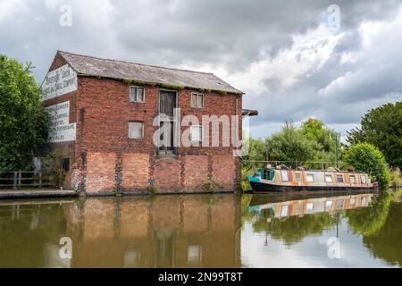 ELLESMERE, SHROPSHIRE, Royaume-Uni - JUILLET 12 : bateau étroit à Ellesmere, Shropshire, le 12 juillet 2021 Banque D'Images