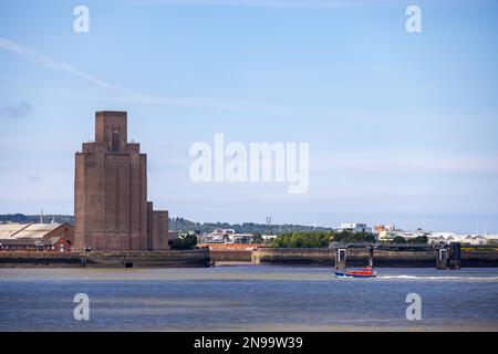 BIRKENHEAD, WIRRAL, Royaume-Uni - JUILLET 14 : la tour de ventilation en briques art déco du tunnel routier Queensway sous la rivière Mersey, à Birkenhead, Wirral Banque D'Images