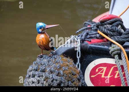 TREVOR WREXHAM, PAYS DE GALLES - JUILLET 15 : Tin Kingfisher sur un bateau étroit près de Trevor, Wrexham, pays de Galles, Royaume-Uni le 15 juillet 2021 Banque D'Images