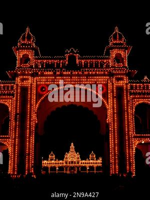 L'Amba Vilas Palace Gateway and Palace est à son meilleur resplendissant lorsqu'il est éclairé la nuit, Mysuru ou Mysore, Karnataka, Inde, Asie Banque D'Images