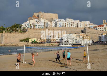 Beach volley joueurs sur la plage de Peniscola, en arrière-plan la vieille ville, province Castellon, Costa del Azahar, région de Valence, Espagne Banque D'Images