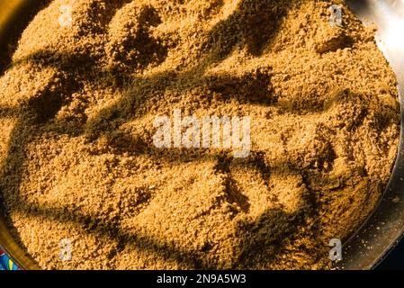 séchage des graines de cumin gradées dans les rayons du soleil en inde Banque D'Images