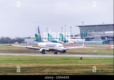 Cork, Irlande. 12th févr. 2023. Le vol FR7722 de Ryanair au départ de Londres Gatwick débarque à l'aéroport de Cork au milieu d'un problème de drone dans les aéroports irlandais. Un homme a récemment été accusé d'« interférer avec les opérations aériennes » après qu'un drone ait été transporté près de l'aéroport de Dublin le 24th janvier, ce qui a entraîné la suspension des opérations aériennes pendant une demi-heure. Crédit : AG News/Alay Live News Banque D'Images