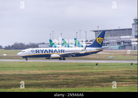 Cork, Irlande. 12th févr. 2023. Le vol FR7722 de Ryanair au départ de Londres Gatwick débarque à l'aéroport de Cork au milieu d'un problème de drone dans les aéroports irlandais. Un homme a récemment été accusé d'« interférer avec les opérations aériennes » après qu'un drone ait été transporté près de l'aéroport de Dublin le 24th janvier, ce qui a entraîné la suspension des opérations aériennes pendant une demi-heure. Crédit : AG News/Alay Live News Banque D'Images