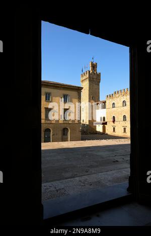 Arezzo Toscane Italie. Vue encadrée du Palazzo dei priori (Palais communal) Banque D'Images