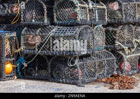 PORTHLEVEN, CORNWALL, Royaume-Uni - MAI 11 : vue de quelques pots de homard à Porthleven, Cornouailles, le 11 mai 2021 Banque D'Images