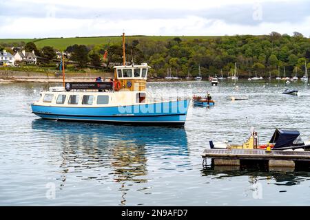 ST MAWES, CORNWALL, Royaume-Uni - 12 MAI : Ferry quittant St Mawes, Cornwall le 12 mai 2021. Personnes non identifiées Banque D'Images