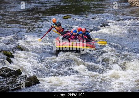 BERWYN, DENBIGHSHIRE, PAYS DE GALLES - 11 JUILLET : rafting en eau vive sur la rivière Dee à Berwyn, pays de Galles, le 11 juillet 2021. Personnes non identifiées Banque D'Images