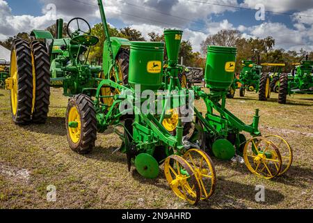 Fort Meade, FL - 22 février 2022: Vue d'angle arrière à haute perspective d'un semoir à deux rangs John Deere 290 lors d'une exposition locale du tracteur. Banque D'Images