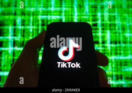 Image composite numérique du logo de l'application de réseaux sociaux TikTok sur le téléphone. Banque D'Images