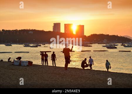 Personnes sur Pattaya Beach Thaïlande Banque D'Images