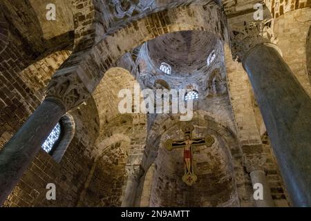 L'intérieur de l'église arabo-normande de San Cataldo Banque D'Images