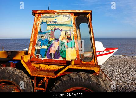 Un tracteur de pêcheur avec une veuve de remplacement côté dessin animé avec des fentes sur la plage dans le nord de Norfolk à Cromer, Norfolk, Angleterre, Royaume-Uni. Banque D'Images