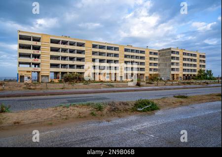 Sur la côte atlantique française, le bâtiment signal de Soulac-sur-Mer a été la première victime d'érosion côtière et détruit au printemps 2023. Banque D'Images