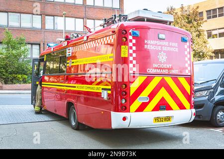 Service d'incendie et de sauvetage du Hampshire en présence d'un incendie de toit à Basingstoke, Hampshire, Angleterre, Royaume-Uni Banque D'Images