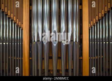 Gros plan des tuyaux d'un petit orgue d'église Banque D'Images