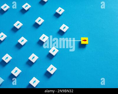 Démarquez-vous de la foule. Individualité, indépendance, unicité et créativité. Aller à part. Exploration de nouvelles directions. Banque D'Images