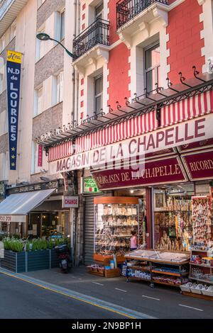 Lourdes, France - 28 août 2021 : boutiques et magasins vendant des souvenirs religieux à Lourdes Banque D'Images