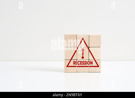 Récession économique, inflation et crise. Le signe d'avertissement de récession de mot sur des cubes en bois. Banque D'Images