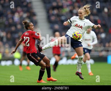 Londres, Angleterre, le 12th février 2023. Molly Bartrip de femmes Spurs avec Nikita Parris de femmes de Man Utd pendant le match de Super League des femmes FA au Tottenham Hotspur Stadium, Londres. Le crédit photo devrait se lire: David Klein / Sportimage Banque D'Images