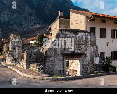 Venzone, Italie - 29 décembre 2022: Venzone en Italie, ruines de l'église après le tremblement de terre Banque D'Images