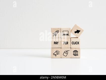 PPC Pay Per Click concept. Concept d'entreprise de marketing Internet. Cubes en bois avec symboles ppc et texte. Banque D'Images