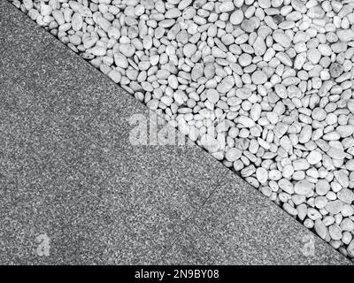 Une moitié de texture de sol avec plancher de carreaux de granit et une moitié avec texture de gravier de cailloux blanc propre. Vue de dessus de deux types de surface, graviers et marbre Banque D'Images