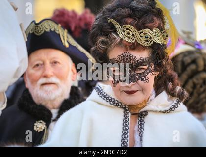 Venise, Italie. 12th févr. 2023. Les participants et les fêtards costumés se mêlent aux touristes, aux visiteurs et aux habitants de la région tandis que le carnaval bat son plein dans les rues et les places de Venise. Credit: Imagetraceur/Alamy Live News Banque D'Images