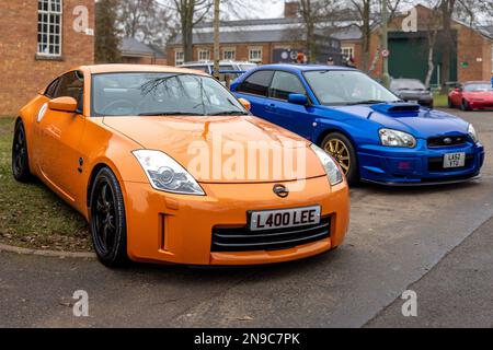 2007 Nissan 350Z et 2003 Subaru Impreza WRX STI, exposés à l'Assemblée japonaise qui s'est tenue au Bicester Heritage Centre le 29th janvier 2023. Banque D'Images