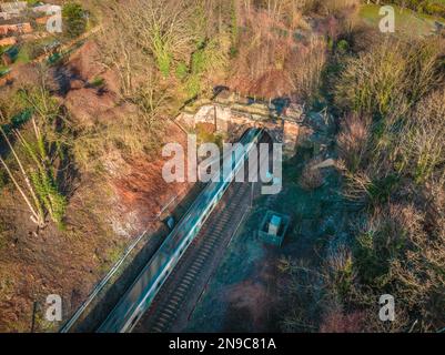 Train de banlieue dans la vue aérienne du Royaume-Uni Banque D'Images