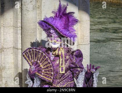 Venise, Italie. 12th févr. 2023. Les participants et les fêtards costumés se mêlent aux touristes, aux visiteurs et aux habitants de la région tandis que le carnaval bat son plein dans les rues et les places de Venise. Credit: Imagetraceur/Alamy Live News Banque D'Images