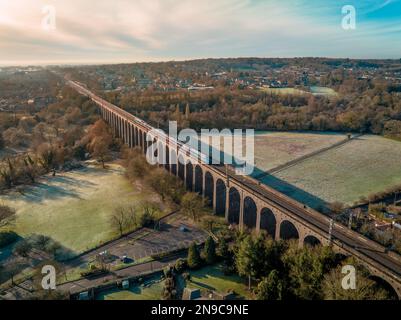 Train de banlieue dans la vue aérienne du Royaume-Uni Banque D'Images