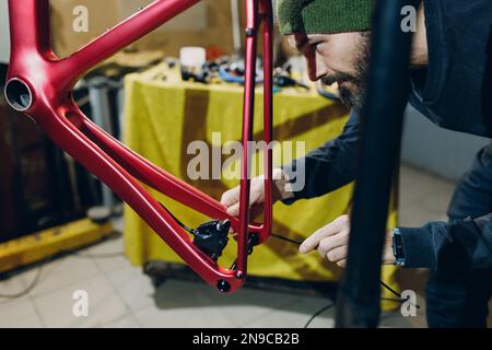 Mécanicien réparateur d'assemblage de vélo personnalisé en atelier Banque D'Images