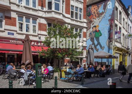 Peinture murale Tintin dans la rue de Lombard à côté d'une terrasse de restaurant à Bruxelles. Belgique. Banque D'Images