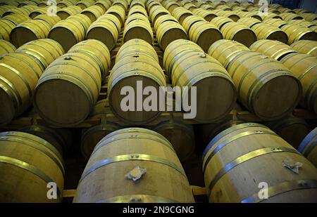 Un peu de whisky fait du vieillissement du seigle dans des barils Banque D'Images