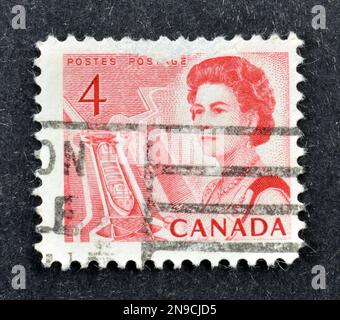 Timbre-poste annulé imprimé par le Canada, qui montre le navire en écluse dans la rue Lawrence Seaway et la reine Elizabeth II, vers 1970. Banque D'Images