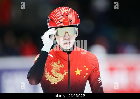 Dordrecht, pays-Bas. 12th févr. 2023. Lin Xiaojun, de Chine, réagit avant le quart de finale de la 500m masculin à la série de patinage de vitesse sur piste courte de la coupe du monde de l'UIP à Dordrecht, aux pays-Bas, le 12 février 2023. Credit: Zheng Huansong/Xinhua/Alay Live News Banque D'Images